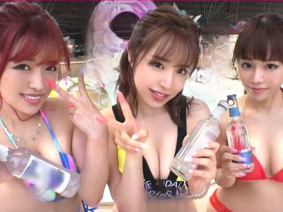 【Gカップ爆乳トリオの野外乱交】『外でするなんて恥ずかしい…』超乳素人3人が青姦に挑戦！おマンコ丸出しでヤリまくり、部屋に戻ってもエロセクロスでイキまくる！！