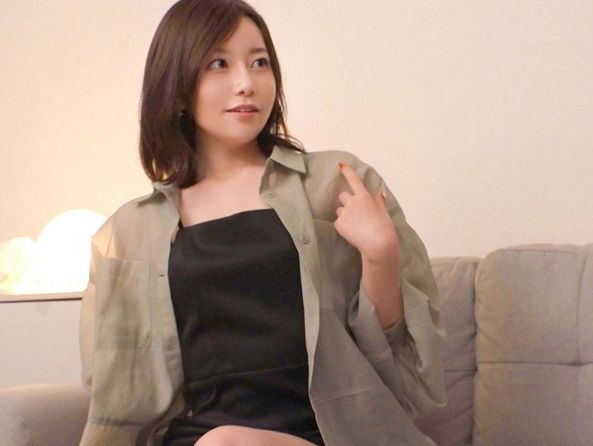 【素人美女の逆ナンパ】S級スレンダー美女、仕事相手を誘惑！ムラムラを抑えきれず、若い男に跨り騎乗位でハードに腰を振る！♡