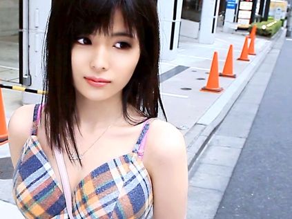 【黒髪スレンダーギャルを背後から即ハメ】『えっ…何これ…』超絶美少女が突然の鬼ピストンに困惑！イチャつきなしでガチ挿入、色白ボディが敏感に反応しちゃう！♡