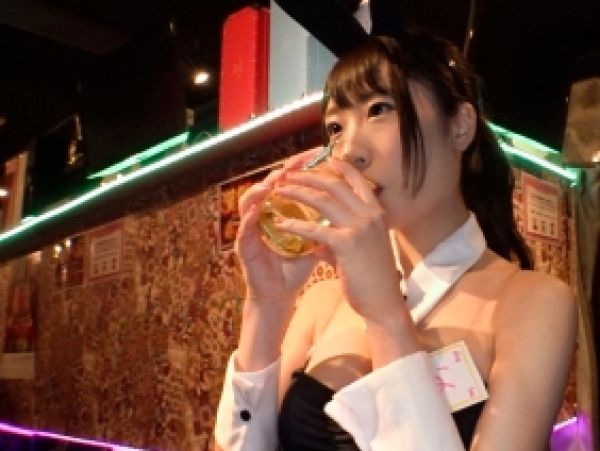 【ガールズバー娘の裏バイト】『シャンパンで酔っちゃった…』網タイツの童顔巨乳バニーが、お酒の勢いでホテルSEXに挑戦！シャンパン2本でほろ酔い気分の彼女が、エッチな誘惑に負けて股を開いちゃう！巨乳を揺らしながら感じまくる姿は必見！
