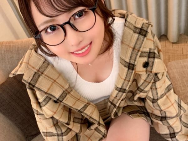 【色白パイパン女子の裏切りSEX】『彼氏ごめん…』メガネが似合うウブな素人娘が、浮気相手とハメ撮り！膣内射精で快感に溺れる姿がたまらない！