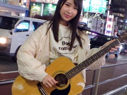 【美尻素人娘をゲット！】ミュージシャン志望のウブっ子、ナンパで口説いてエッチな撮影会！白濁ザーメン顔射で大興奮の初体験♡