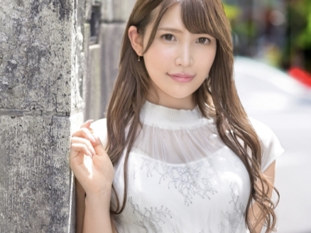 【スレンダー美少女の素人狩り】『気持ちいい…もっと激しく！』如月えれなが素人男性と濃厚セックス！エロいボディを密着させ、互いの感じるポイントを貪り合う！♡