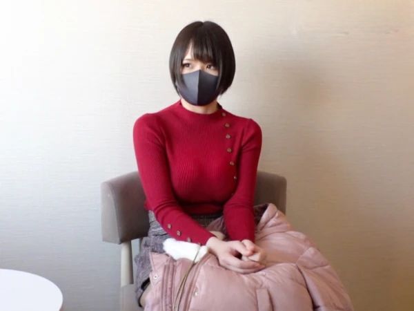 【爆乳看護師の危険なバイト】『お金欲しさに…』ショートカットの巨乳看護師が街中でナンパされ、謝礼金に釣られてホテルで生ハメSEX！デカ乳を揺らしながら感じまくる姿と、圧巻のパイズリは必見！♡
